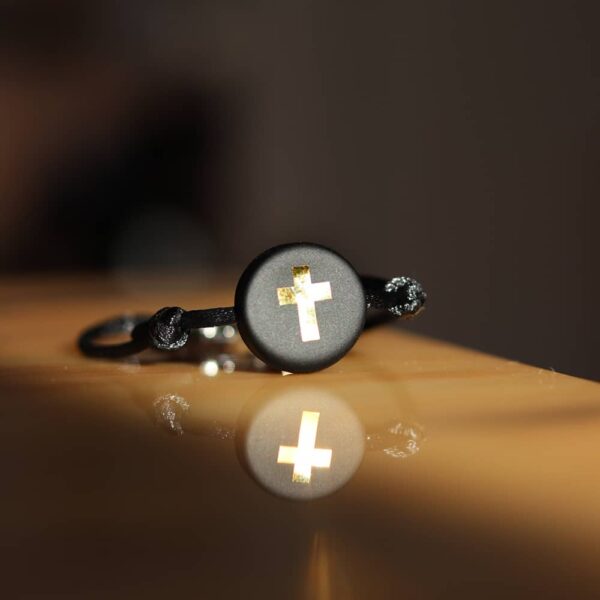 bracelet-croix-christ-verre-cordon