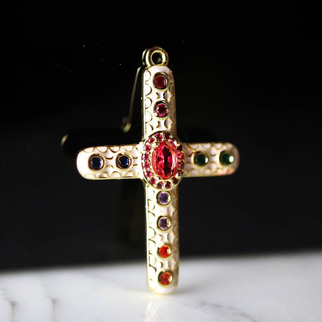 collier-croix-incolore-rouge