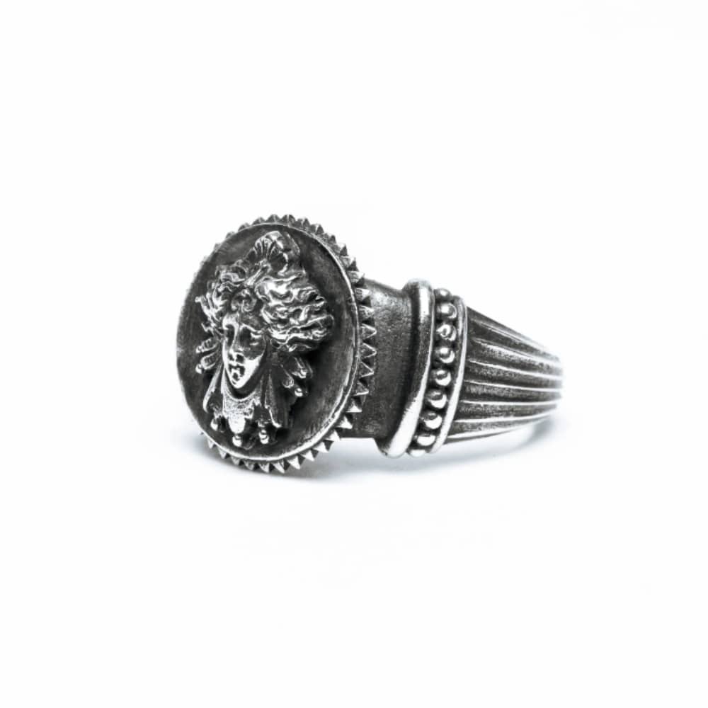 CHARLOTTE-CHESNAIS-Bague-chevaliere-initial